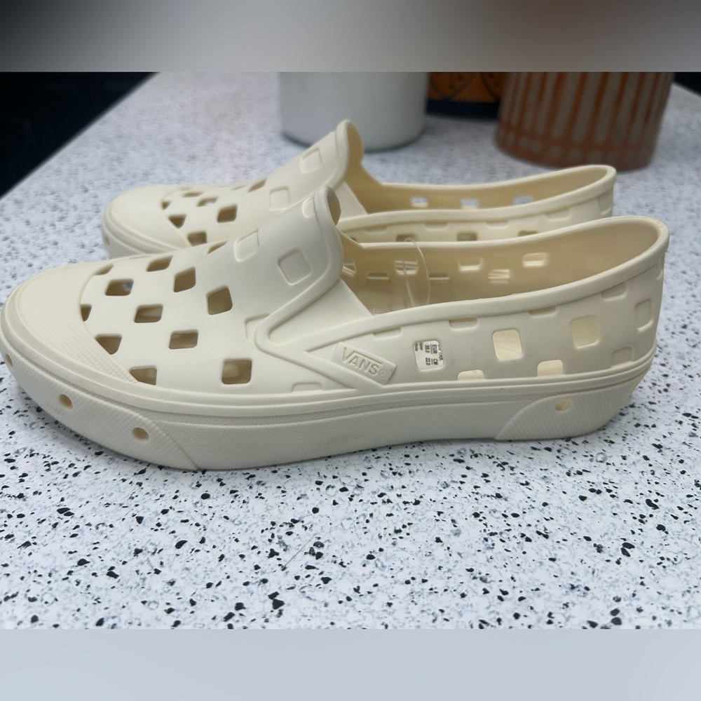 Vans Unisex Cream Cut-Out Slip-On Shoes/ size 4